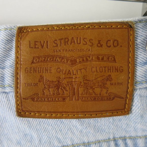 Levi's Light Wash Mom Jean Size 28 - Picture 9 of 14